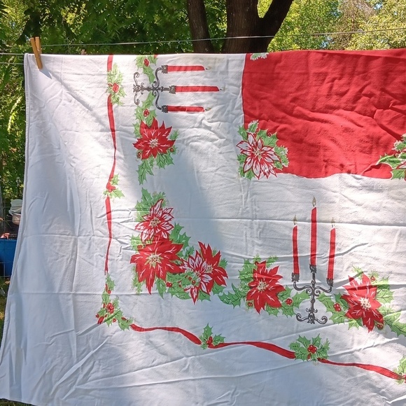 Vintage Red white Christmas table cloth - Picture 4 of 8